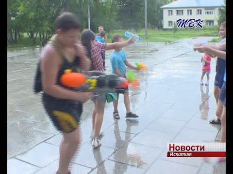 Массовое обливание из водных пистолетов устроили дети из микрорайона Ложок Искитима на Иван Купала