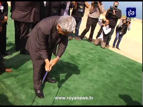 رئيس الحكومة الأردنية يقذف صحفيا بكرة غولف