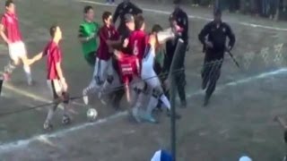 Un jugador le da una patada en la cara a un arbitro | Amazing 2013