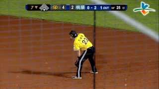 20130710 CPBL 象 V.S 猿 7下 彭政閔對抗地心引力 空中抓飛鳥成功