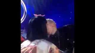 Miley Cyrus KISSING Katy Perry LIVE ON STAGE!