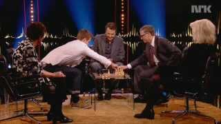 Magnus Carlsen playing chess vs Bill Gates (HD)