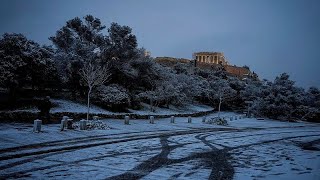 شوارع أثينا تكتسي بالثلوج وسط شتاء غير اعتيادي في اليونان