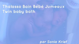 雙胞胎出生後第一次洗澡-依然緊緊相依