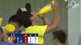 蔡阿嗄對鏡頭表演吞加油棒 (緯來CPBL 獅VS象 2013.07.05)