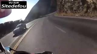 Motard évite de peu une voiture arrivant en contre sens !