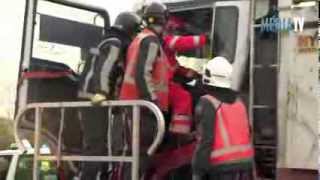 Ware chaos na botsende trucks op A15 Rotterdam