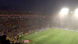 La afición de Tigres canta durante la tormenta. Jornada 9, Apertura 2013 vs Chivas.