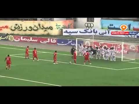 لاعب احتياط إيراني يدخل إلى الملعب لصد هدف ضد فريقه