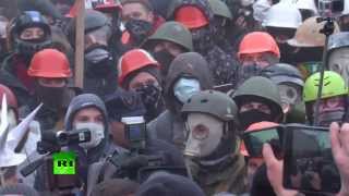 Майдан разбушевался: митингующие в Киеве попытались прорвать оцепление у кабмина