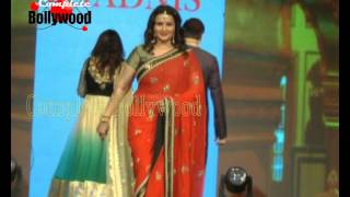 Poonam Dhillon falls on the Ramp at Vikram Phadnis's Fashion Show