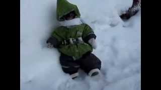 猴子穿雪衣在雪地上玩耍-超可愛的
