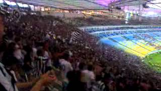 Torcida do botafogo cantando música do Vasco.