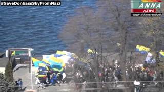 7.06.14 - Днепропетровск. Идиоты с евромайдана бегут с перевернутыми флагами украины…