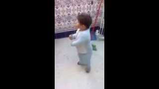 Niño gitano bailando flamenco