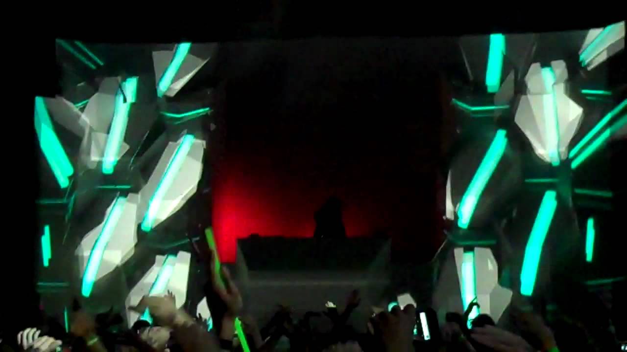 Skrillex "Welcome to Jamrock (Remix)" - YouTube