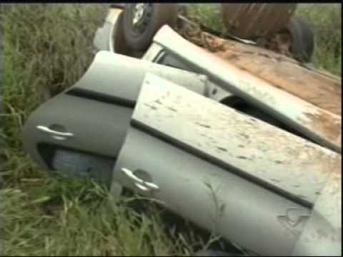 Carro capota no Anel Viário e motorista some