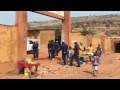 Des Casques bleus se préparent à repeindre une école à Bamako