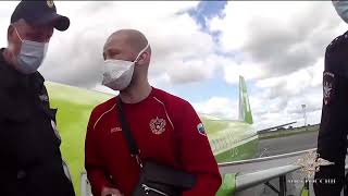 В аэропорту Толмачево полицейские задержали авиадебошира