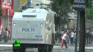 Водометы турецкой полиции стреляют химикатами