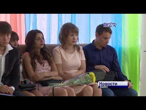 Выпускников-отличников бердских колледжей проводили во взрослую жизнь