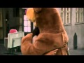 Un ours fait des câlins gratuits.