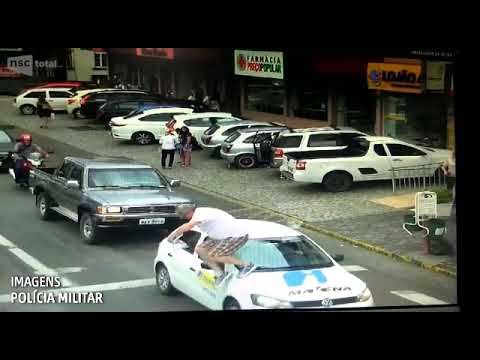 Vereador passa por cima de carro parado na faixa de pedestres em São Bento do Sul