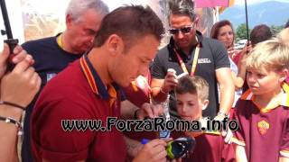 Francesco Totti firma gli autografi al 'Cuore Sole Village' - 16/07/2013