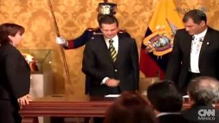 Desprecian saludo a Peña Nieto en Ecuador | Mujer lo humilla en público 11.03.2014