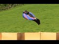 Wingsuit - lądowanie bez spadochronu w kartonowych pudełkach