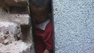 दुई घरको पर्खालमा अड्किएका चिनीयाँ बालकको सकुशल उद्धार