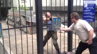 Ополченцы спиливают гербы Украины в Луганске