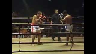 Mario Vega combate en Tailandia.