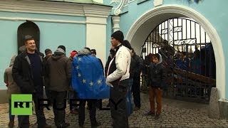 Украинские оппозиционеры забаррикадировались в монастыре
