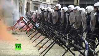 Полиция водометами разгоняет многотысячную демонстрацию в самом сердце Европы