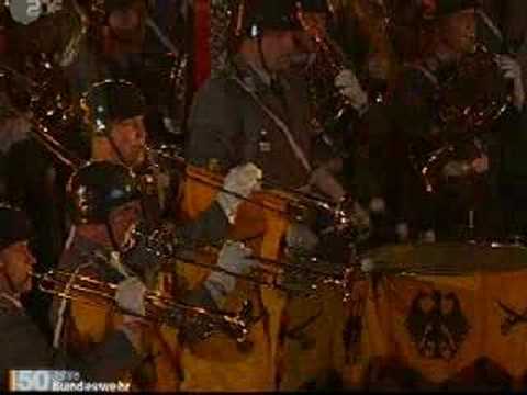 Großer Zapfenstreich 50 Jahre Bundeswehr - YouTube