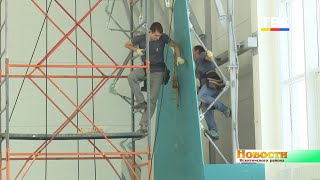 Опытные альпинисты монтируют скалодром в бурмистровской школе