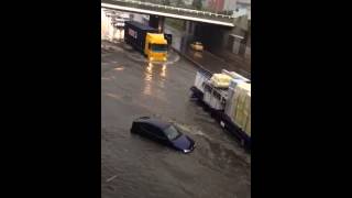 Voiture sous les eaux et à la dérive à l'entrée de Rouen