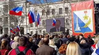 Тысячи севастопольцев на площади П.С. Нахимова слушали обращение своего Президента