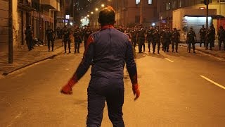 Homem Aranha enfrenta polícia nas ruas do Rio de Janeiro.