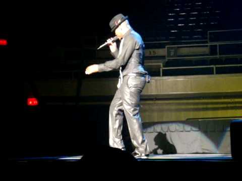 Ne-Yo performing Lie to Me live in Hawaii . . . from the 4th row, dead ...