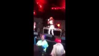 Azealia Banks - ATM Jam (Live @ at Listen Out, Melbourne) leave scene