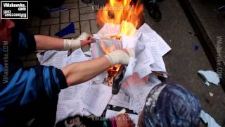 Спалили книгу голодомор и флаг украины возле СБУ в Донецке
