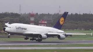 台風18号の影響、強風にあおられる旅客機　成田空港