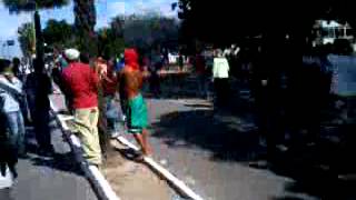 Clima de guerra no protesto em Fortaleza. PM jogando bombas