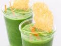 Recette de petit bouillon vert en smoothie et julienne de légumes croquants, tuile au parmesan