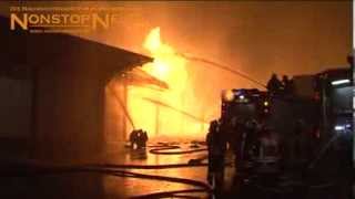 Flammeninferno zerstört Holzfabrik in Lengede-Broistedt (15.12.13)