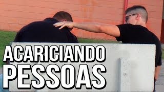 ACARICIANDO PESSOAS