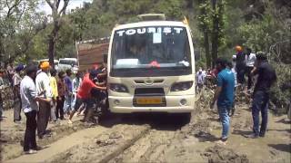 UTTRAKHAND LANDSLIDE - hemkunt sahib yatris clear road for traffic