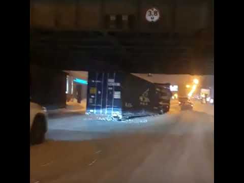Контейнеровоз попал в ловушку под путепроводом в центре Новосибирска